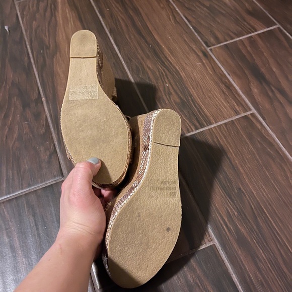 Volatile wedges - Picture 2 of 2